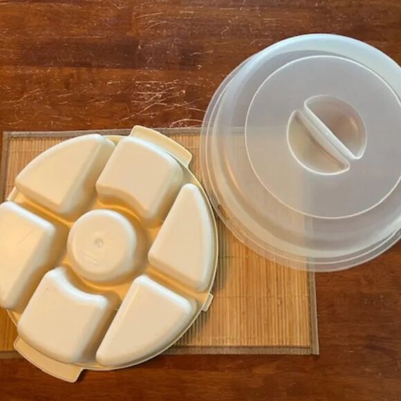 Rubbermaid vintage Cream and Clear Food Storage Container - Picture 2 of 8